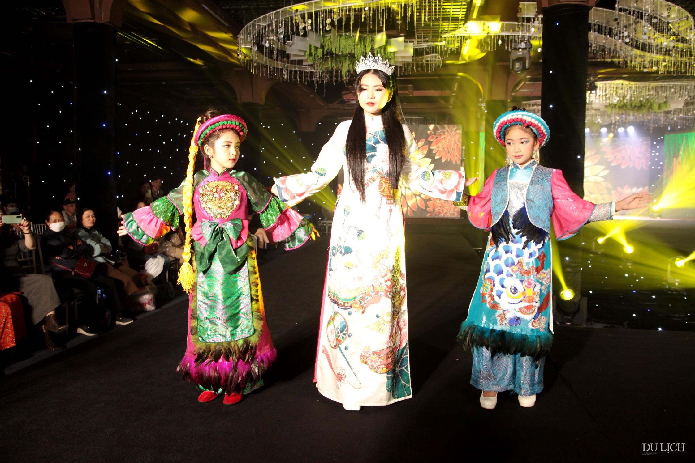 Show diễn thời trang nhí của nhà thiết kế Châu Loan thu hút đông đảo khán giả quan tâm